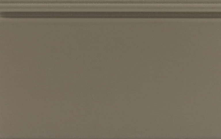 Échantillon de couleur taupe avec étiquette.