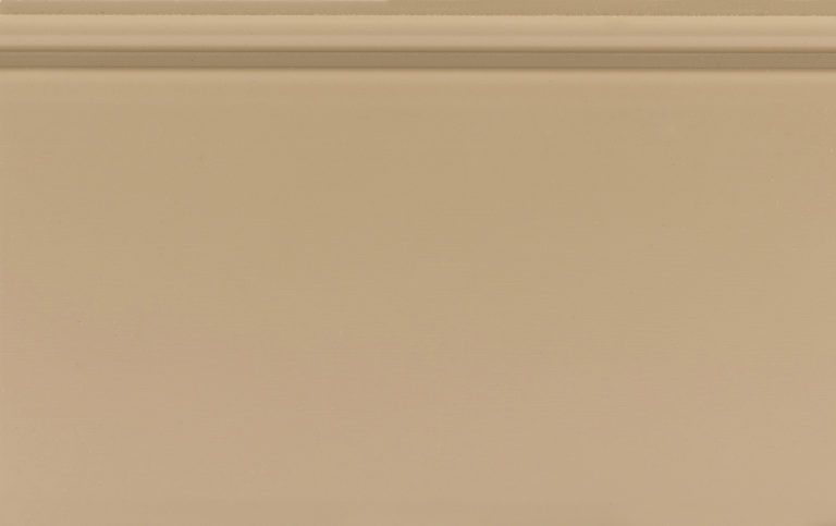 Étiquette blanche sur surface beige.